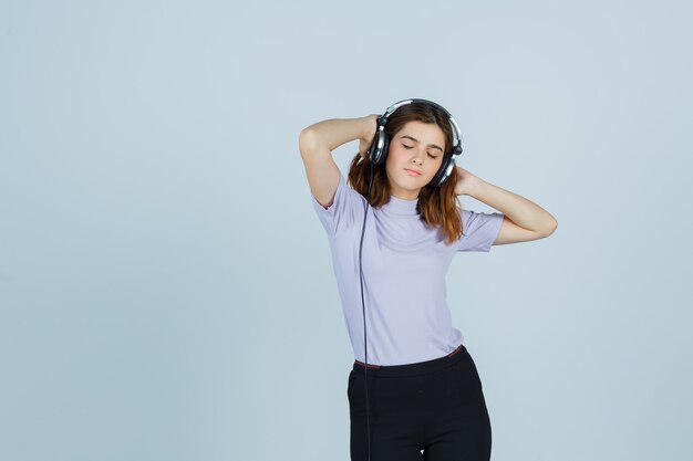 Uitdrukkende jonge vrouw poseert