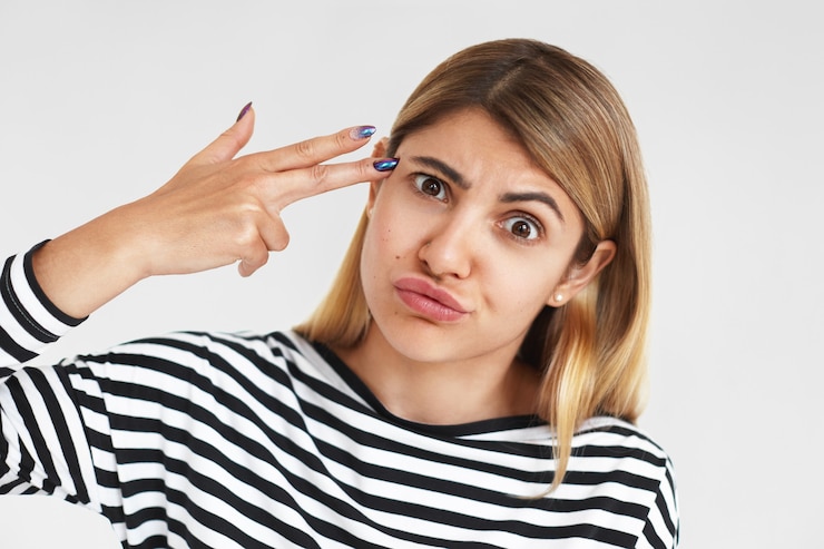 Gratis Foto uitdrukkende mooie vrouw poseert