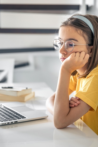 Uitgeput schoolmeisje dat lijdt aan huiswerk, moe van het studeren.