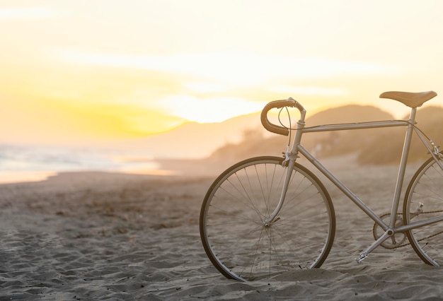 Uitstekende fiets op zand bij strand
