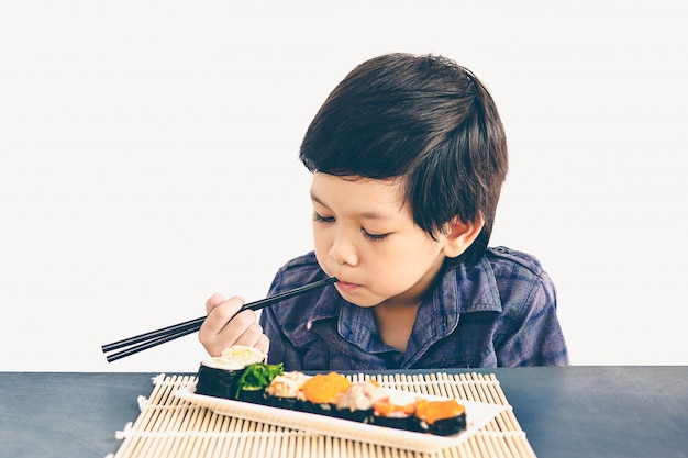 Uitstekende stijlfoto van Aziatische mooie jongen eet sushi