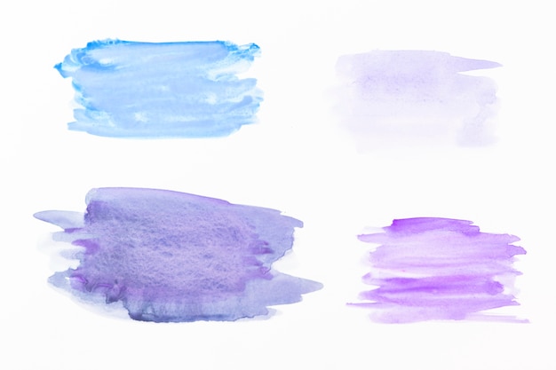 Uitstrijkjes van blauwe en violette aquarel