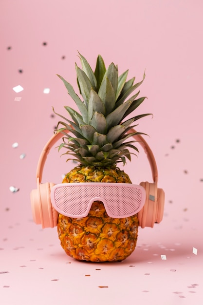 Gratis foto uitzicht op ananasfruit met coole zonnebrillen en koptelefoons