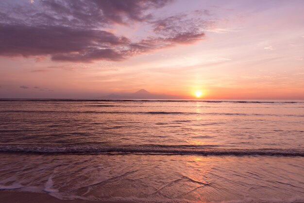Uitzicht op Bali eiland bij zonsondergang