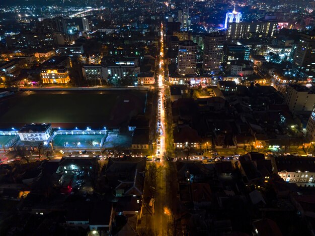 Uitzicht op Chisinau vanuit een drone 's nachts, veel verlichting en lichte sporen en gebouwen, Moldavië