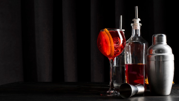 Gratis Foto uitzicht op cocktailglas met apparatuur voor het maken van een drankje