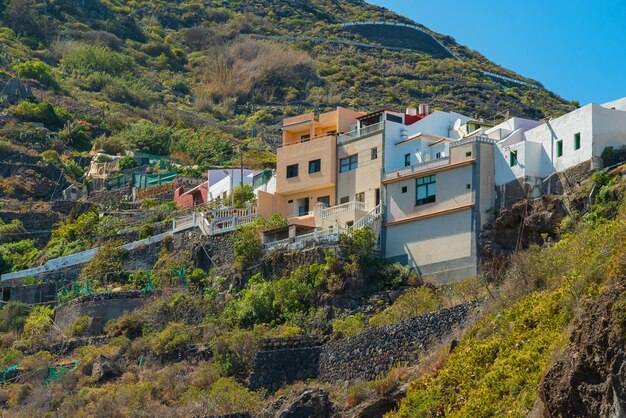 Uitzicht op de bergen en kleurrijke gebouwen op de top in Garachico
