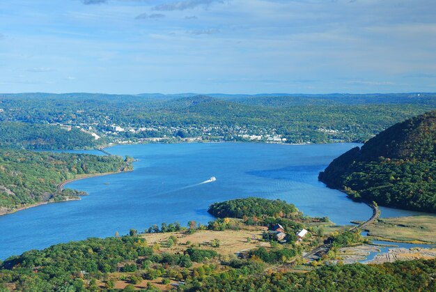 Uitzicht op de bergtop van de Hudson River in de herfst