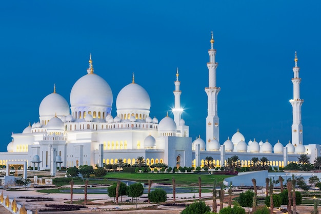 Uitzicht op de beroemde Abu Dhabi Sheikh Zayed-moskee 's nachts, Verenigde Arabische Emiraten.