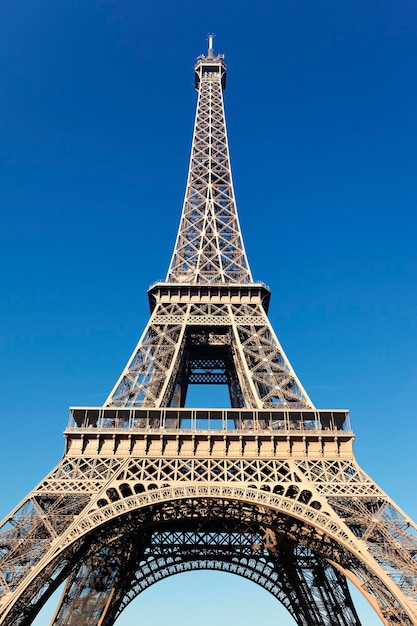 Uitzicht op de beroemde Eiffeltoren met blauwe lucht in Parijs