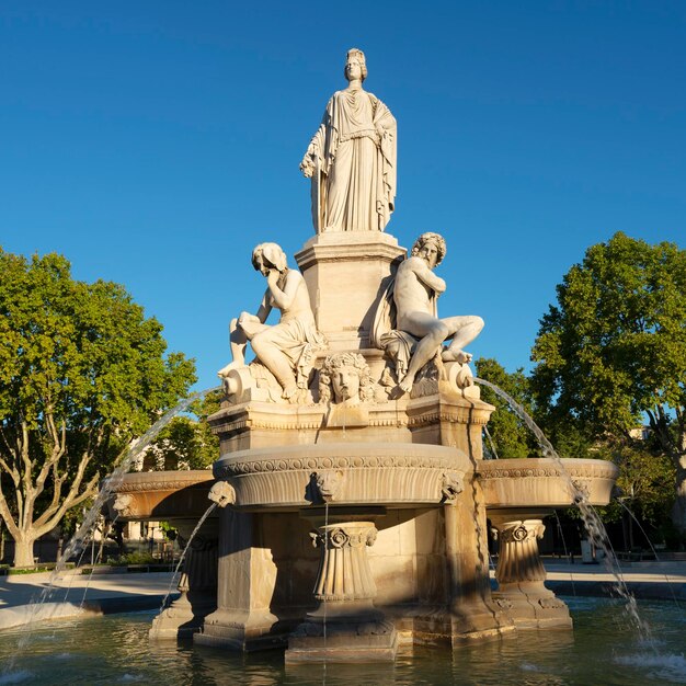 Uitzicht op de beroemde fontein in de ochtend Nimes
