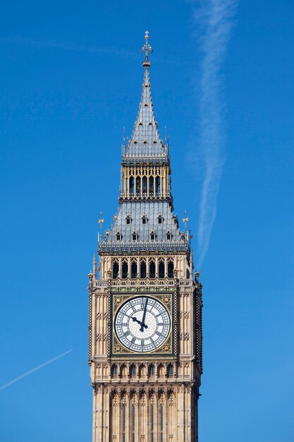 Uitzicht op de Big Ben met blauwe lucht