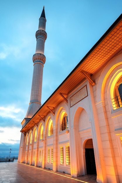 Uitzicht op de Camlica Moskee in Istanboel bij avond Turkije