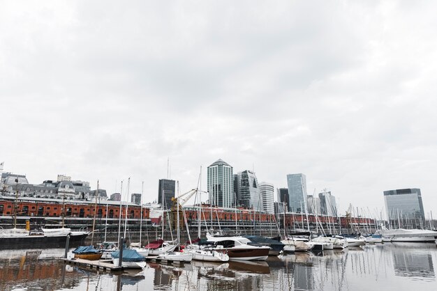 Uitzicht op de haven skyline met boten