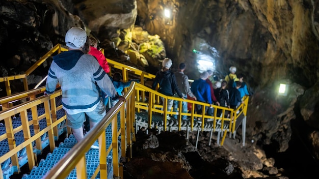 Gratis foto uitzicht op de ialomitei-grot in het bucegi-gebergte, roemenië