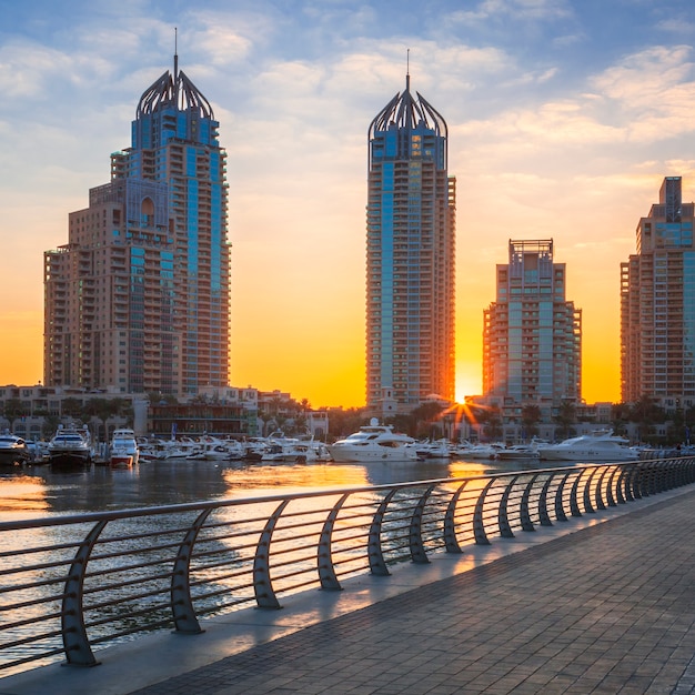 Uitzicht op de jachthaven van dubai bij zonsopgang, verenigde arabische emiraten