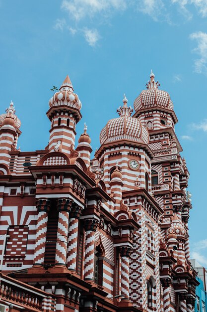 Uitzicht op de Jami-Ul-Alfar moskee in Colombo, Sri Lanka op een blauwe hemelachtergrond