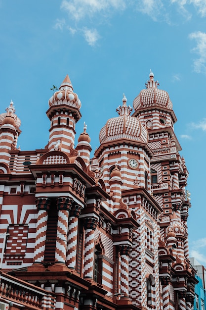 Uitzicht op de Jami-Ul-Alfar moskee in Colombo, Sri Lanka op een blauwe hemelachtergrond