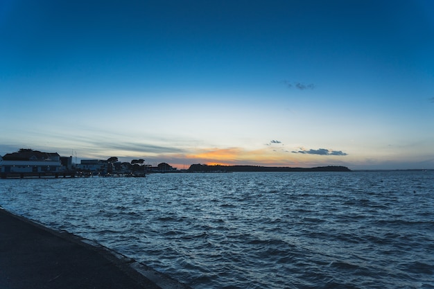 Gratis foto uitzicht op de kalme blauwe zee in de vroege ochtend