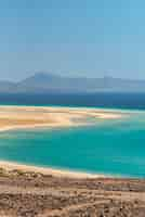 Gratis foto uitzicht op de kustlijn van de playa de sotavento in fuerteventura, spanje