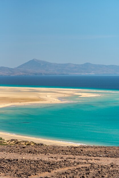 Uitzicht op de kustlijn van de Playa de Sotavento in Fuerteventura, Spanje