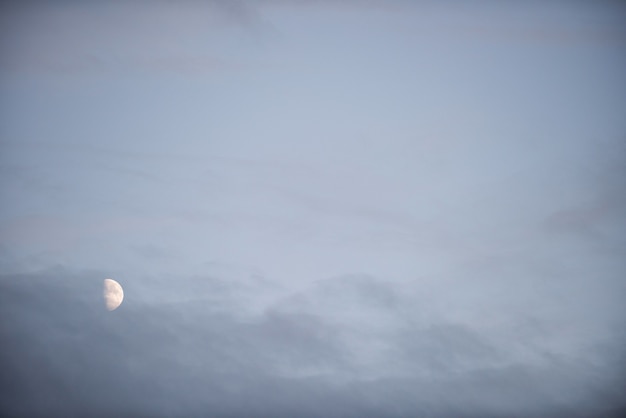 Uitzicht op de maan aan de hemel