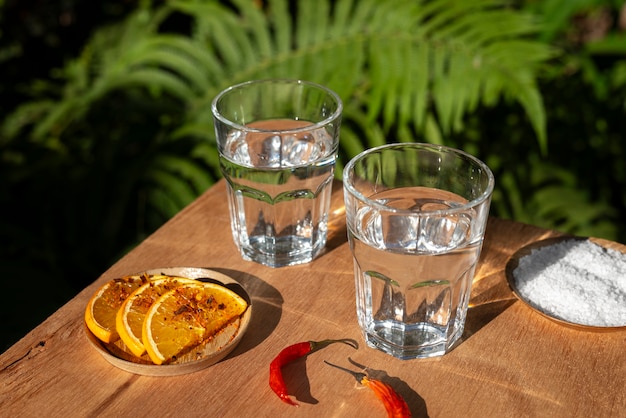 Gratis foto uitzicht op de mexicaanse sotol drank in glazen