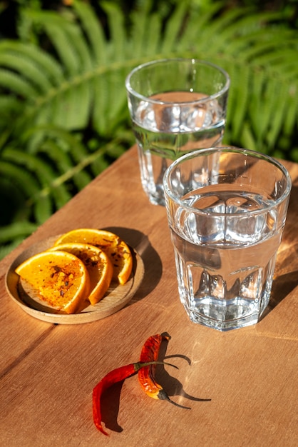 Gratis foto uitzicht op de mexicaanse sotol drank in glazen