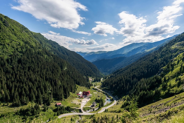 Uitzicht op de natuur van de Transfagarasan-route in Roemenië