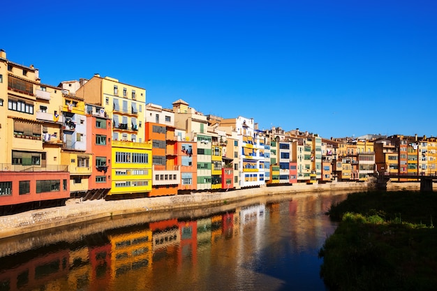 Gratis foto uitzicht op de rivier onyar en huizen in girona