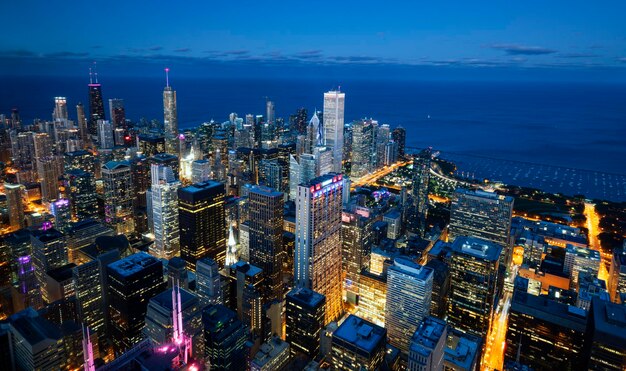 Uitzicht op de skyline van Chicago en het meer bij nacht, Verenigde Staten.