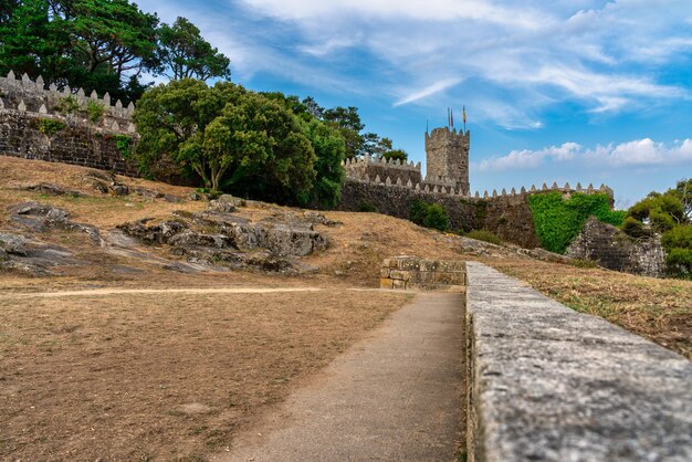 Uitzicht op de toren en de muur met kantelen van het kasteel van baiona