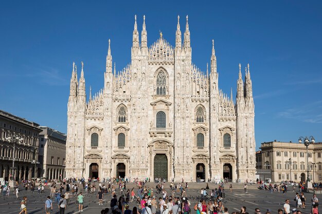 Uitzicht op de voorkant van de Dom van Milaan. Milaan is de op een na meest bevolkte stad van Italië en de hoofdstad van Lombardije.