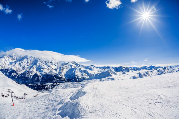 Uitzicht op de winter berglandschap met zon