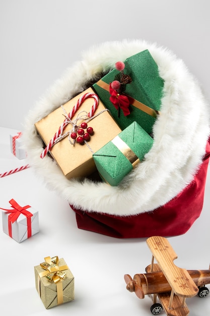 Uitzicht op de zak van de kerstman met cadeautjes en speelgoed