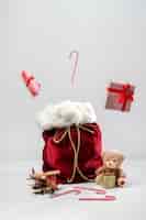 Gratis foto uitzicht op de zak van de kerstman met cadeautjes en speelgoed