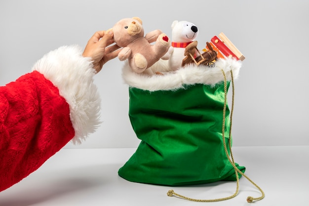 Uitzicht op de zak van de kerstman met cadeautjes en speelgoed