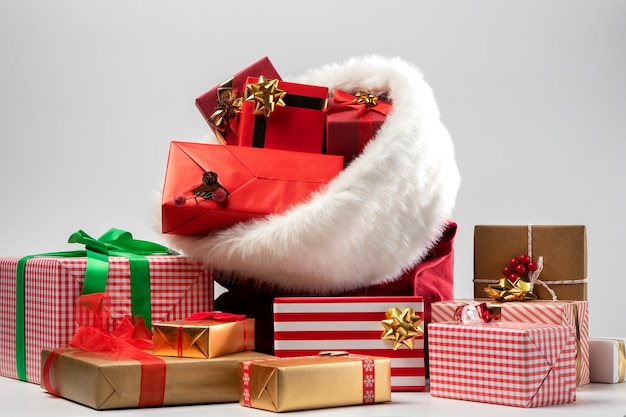 Gratis foto uitzicht op de zak van de kerstman met cadeautjes
