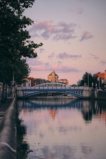 Gratis foto uitzicht op de zonsondergang van de rivier de liffey, samen met de brug vastgelegd