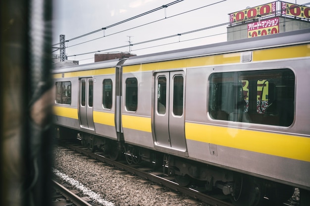 Uitzicht op een metro in de stad