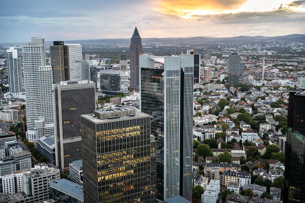 Uitzicht op Frankfurt vanaf een wolkenkrabber bij zonsondergang Duitsland