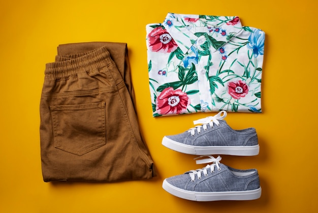 Gratis foto uitzicht op hawaiiaans shirt met broek en sneakers