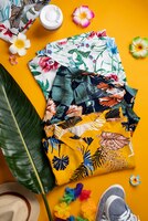 Uitzicht op hawaiiaanse shirts met sneakers en blad