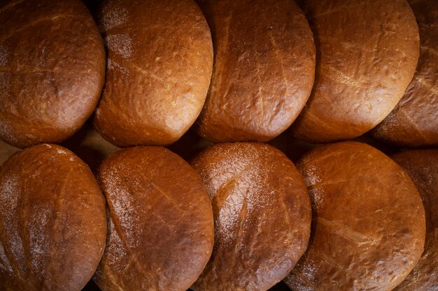 Uitzicht op heerlijk gebakken brood in de patisserie