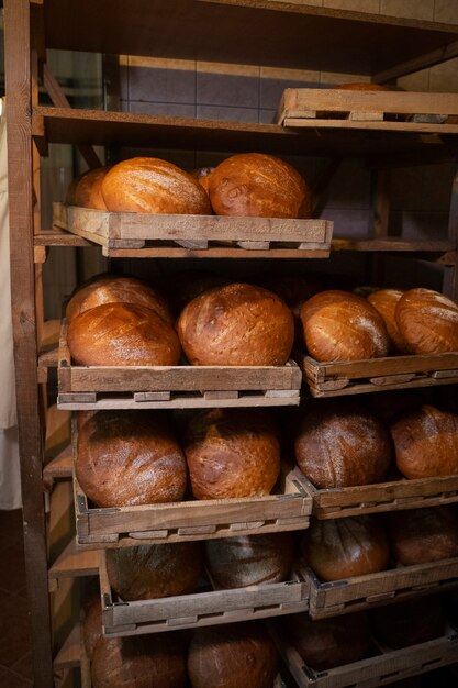 Uitzicht op heerlijk gebakken brood in de patisserie