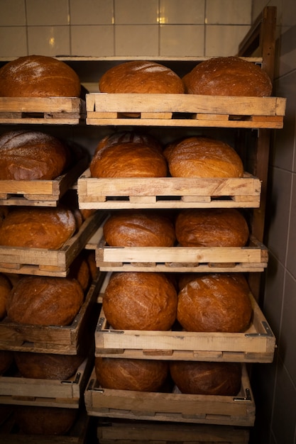 Gratis foto uitzicht op heerlijk gebakken brood in de patisserie