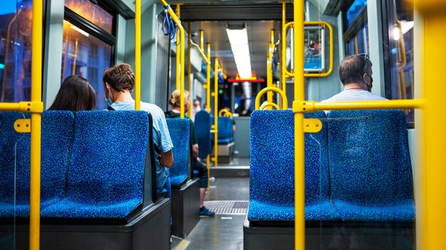 Uitzicht op het interieur van een tram in Frankfurt Duitsland