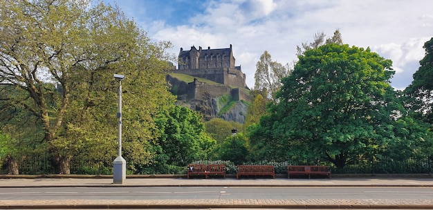 Uitzicht op het kasteel van Edinburgh. Groen, straat. Verenigd Koninkrijk, Schotland