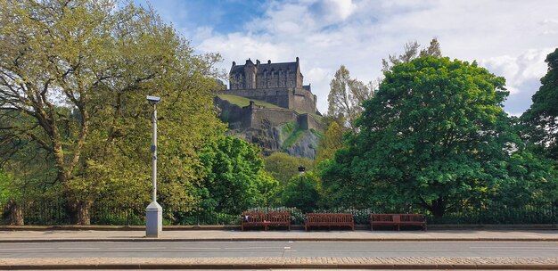 Uitzicht op het kasteel van Edinburgh. Groen, straat. Verenigd Koninkrijk, Schotland