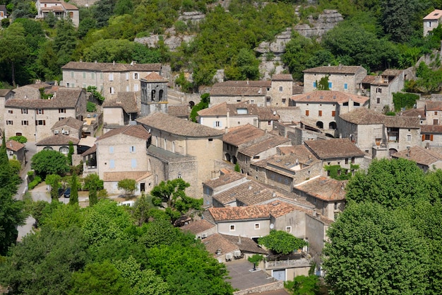 Uitzicht op het mooie Franse dorp Labeaume